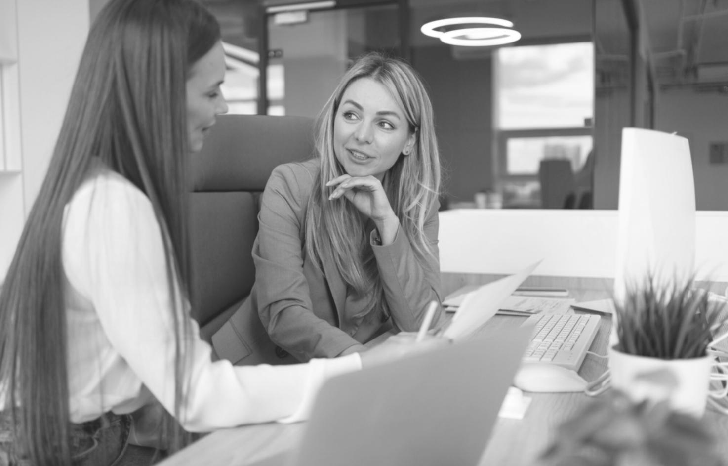 Séance de travail collaboratif sur l'analyse concurrentielle en groupe